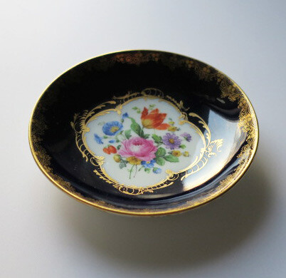 高貴な雰囲気が漂うマイセンのコバルトブルー皿（11cm）
