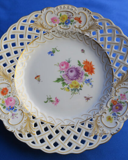 繊細さが目を惹くマイセンのコバルトブルー皿（21.5cm） - 貴婦人たち 